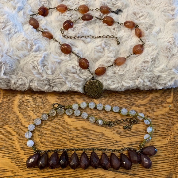 Pair of Lightweight Necklaces - Picture 3 of 7